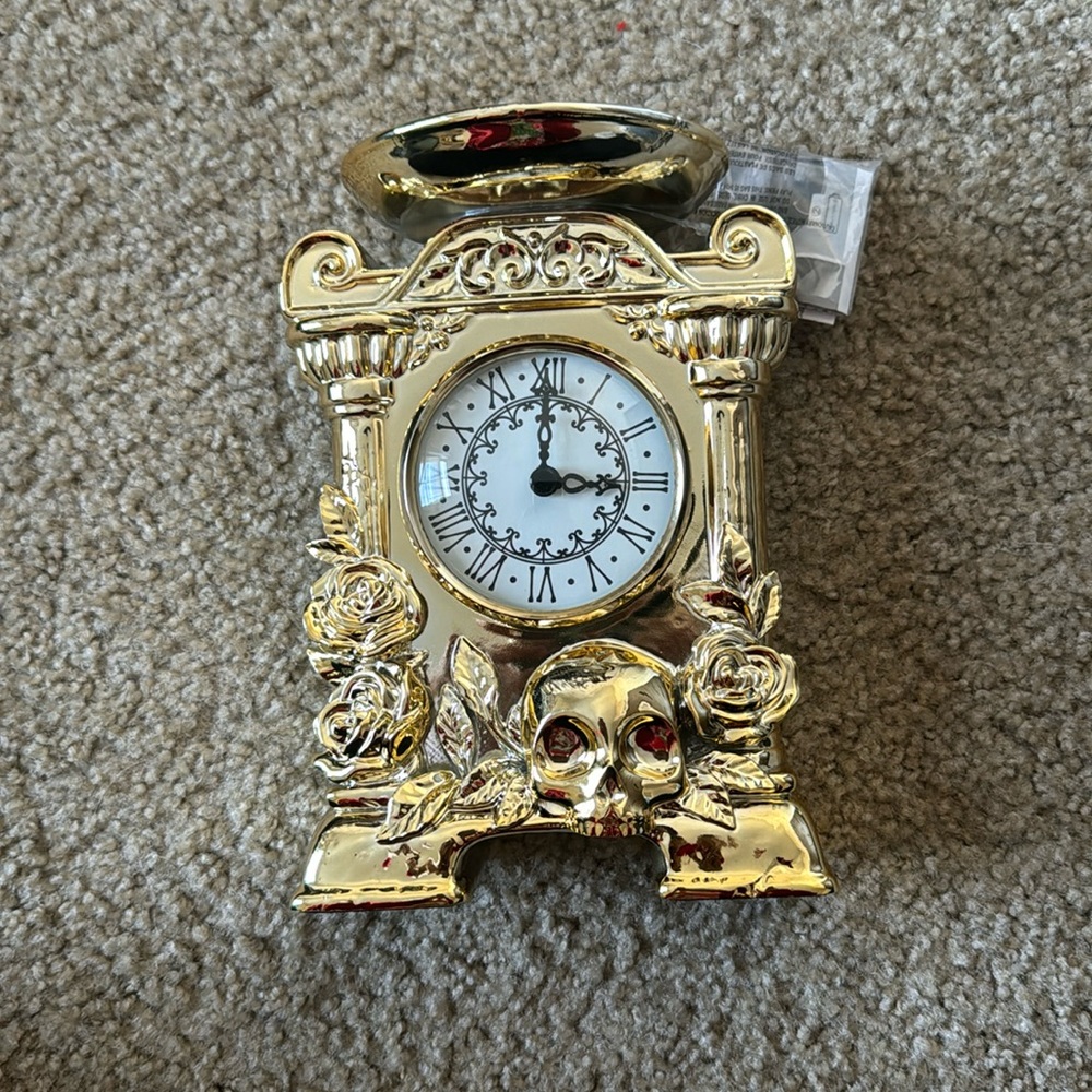 Bath and Body Works Halloween skulls and roses clock candle holder